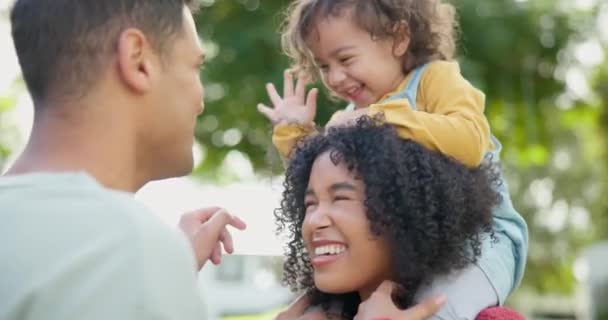 Aile Sırtımda Taşıdığım Bir Kız Anne Babasıyla Bahçede Aşk Bağ — Stok video