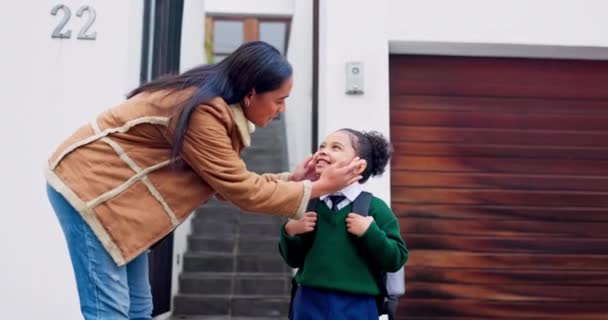 Zorg Gelukkig Een Kind Begroet Morgens Een Moeder Voor School — Stockvideo
