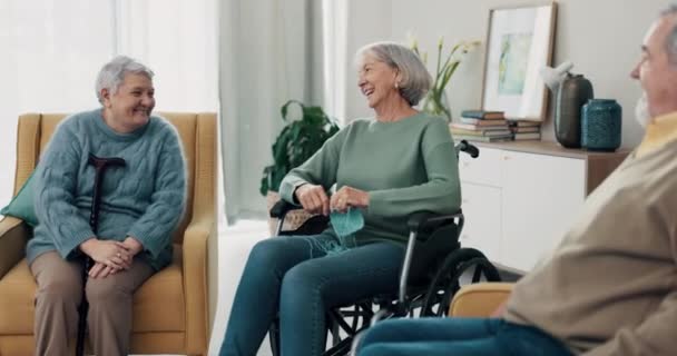 介護や退職のリビングルームでの会話 高齢者の友人 ハッピー ディスカッション 障害者のグループが一緒にラウンジで話す — ストック動画