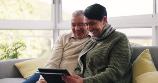 Senior Par Taler Tablet Samtale Eller Kommunikation Hjemmet Med Sociale – Stock-video