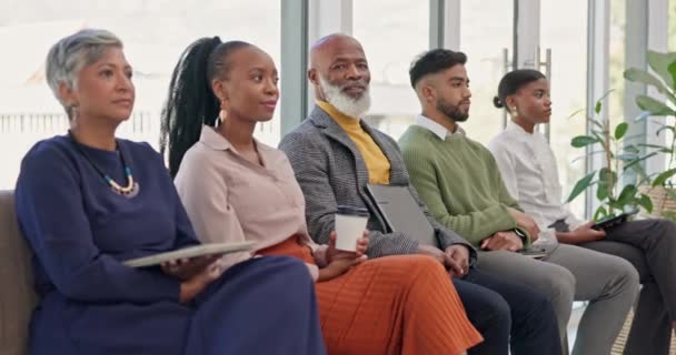 招聘和面试的黑人男子在候见室 多样性和机会 人力资源 搜索和应用 包括在职员工的肖像 以进行小时审查 — 图库视频影像