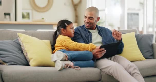 Tablet Cinco Homem Com Sua Filha Sofá Sala Estar Casa — Vídeo de Stock