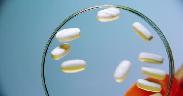 Tabletki Laboratoryjne Leki Kapsułki Medyczne Lekami Farmaceutycznymi Zbliżeniem Receptę Drop — Wideo stockowe
