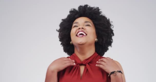 Feliz Cara Mujer Negra Riendo Estudio Con Noticias Divertidas Chistosas — Vídeo de stock