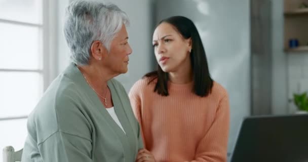 ラップトップ ファイナンス そして娘と一緒に 退職貯蓄や投資について母親と話す計画 ポートフォリオの成長について上級親とチャットする女性とのコンピュータ — ストック動画