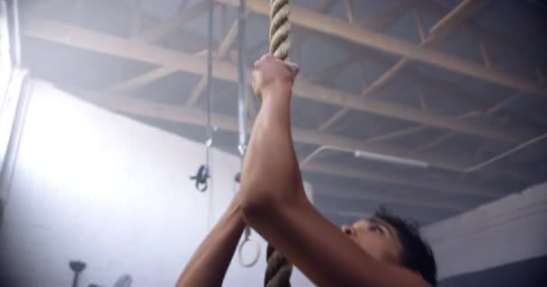 Mujer Cuerda Trepadora Fitness Cruzado Ángulo Bajo Para Desarrollo Muscular — Vídeos de Stock