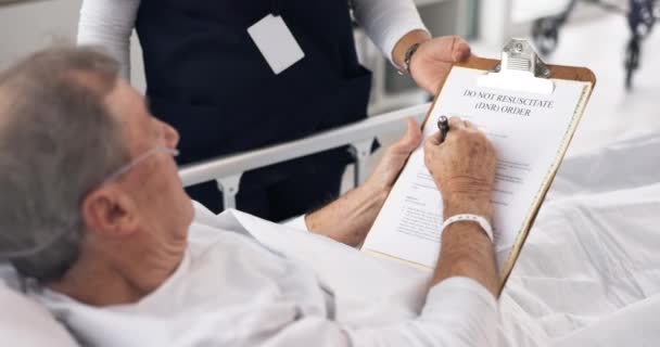 Hospital Médico Hombre Firman Formulario Dnr Portapapeles Para Servicio Médico — Vídeos de Stock