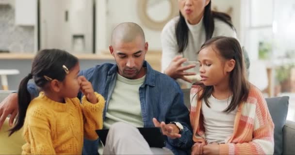 Tablet Την Οικογένεια Και Παιδιά Στον Καναπέ Στο Σπίτι Σαλόνι — Αρχείο Βίντεο
