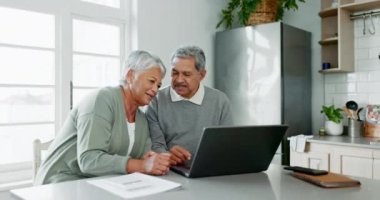 Aşk, dizüstü bilgisayar ve mutfaktaki yaşlı çift faturalarını ödüyor, ipotek borçlarını birlikte ödüyorlar. Mutlu, kucaklayan ve emeklilik ağındaki yaşlı erkek ve kadın evdeki bilgisayarla internet ağlarında.