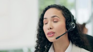 Kulaklık, çağrı merkezi ve müşteri hizmetleri, tele pazarlama ve crm için konuşan bir kadın. Teknik destek, satış ya da yardım masası tavsiyesi ya da konuşması için mikrofonu olan bir kadın danışmanın yüzü.