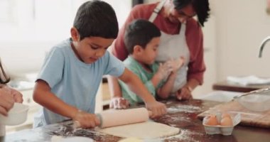 Büyükannem öğretmenlik yapıyor, çocuklar ya da annem mutfakta yemek tarifini destekleyen bir aile olarak yemek pişiriyor. Pasta, çocuk gelişimi ya da büyük anne çocuklara evde oklavalı çocuklarına yardım ediyor..
