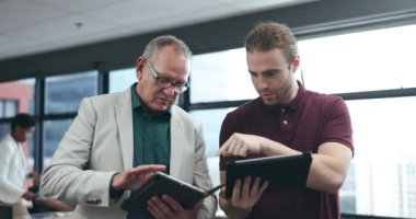 Tablet, erkek ve akıl hocası eğitim tasarımcısı, takım çalışması ve yaratıcı başlangıç ofisinde planlama. Teknoloji, kıdemli yönetici ve grafik projesi, beyin fırtınası ve iş dünyası stajyer çalışanı..