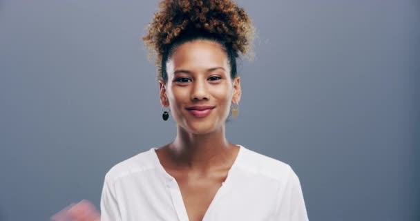 Mujer Africana Beso Golpe Estudio Para Sonreír Cara Para Símbolo — Vídeo de stock