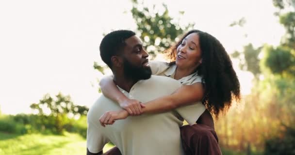 アウトドアの冒険に結合するための自然の中でピギーバック 幸せでカップル デート 黒人男性と女性 ロマンスのために話す 森や公園での関係と愛 — ストック動画