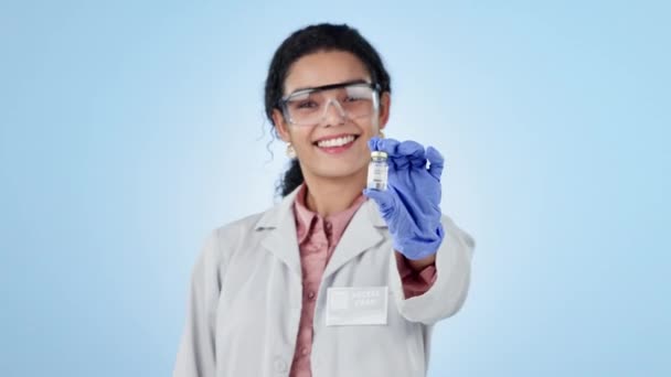 Women Scientist Pointing Test Bottle Studio Chemicals Liquid Chemistry Experiment — Stock Video