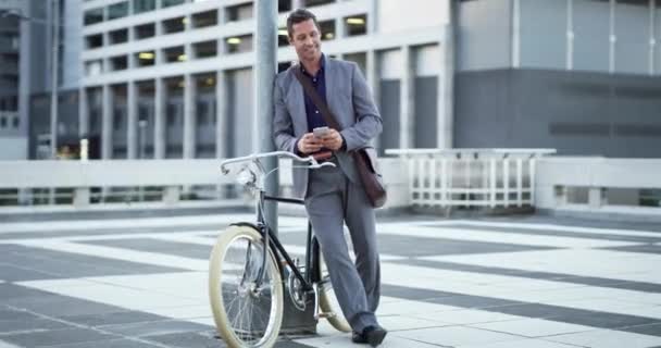 Teléfono Negocios Bicicleta Hombre Feliz Persona Ciudad Relajarse Contacto Profesional — Vídeo de stock