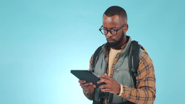 Senderismo Tableta Hombre Negro Sobre Fondo Azul Para Comunicación Internet — Vídeos de Stock