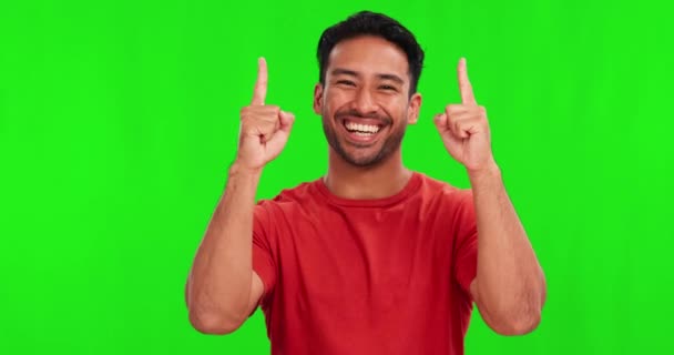 Σημαδεύοντας Επάνω Χαρούμενος Και Πρόσωπο Του Ασιάτη Στην Πράσινη Οθόνη — Αρχείο Βίντεο