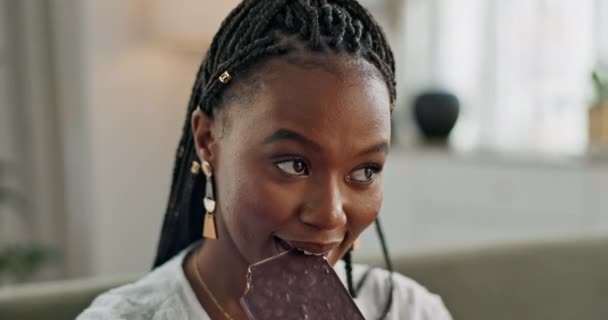 Acasă Mănâncă Femeie Neagră Canapea Ciocolată Bar Desert Fericire Relaxați — Videoclip de stoc