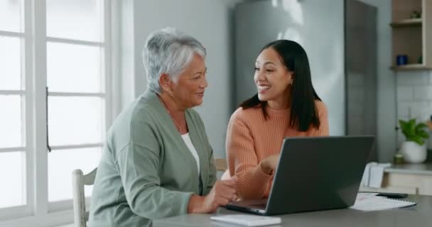Home Laptop Sorriso Mãe Sênior Mulher Feliz Para Crescimento Investimento — Vídeo de Stock