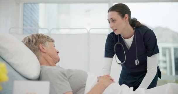 Doktorze Rozmowa Starsza Kobieta Szpitalnym Łóżku Dla Opieki Zdrowotnej Wsparciem — Wideo stockowe
