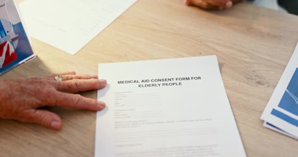 Senior Person Hand Und Ärztliches Dokument Für Gesundheitsvertrag Vertragsunterzeichnung Und — Stockvideo