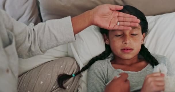 Thermomètre Fièvre Parent Avec Enfant Lit Pour Surveiller Santé Virus — Video