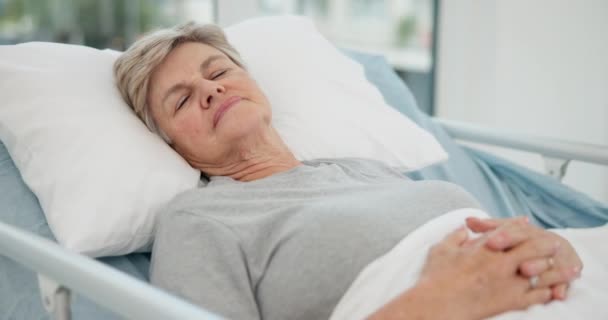 Hospital Sueño Mujer Mayor Cama Para Recuperarse Descansar Relajarse Después — Vídeos de Stock