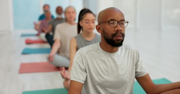 Uomo Allenatore Meditazione Zen Classe Yoga Benessere Spirituale Consapevolezza Sollievo — Video Stock