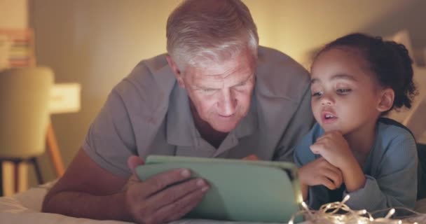 孩子和平板电脑在床上 晚上和一起在家里学习 阅读或睡觉的故事 打字和游戏的老人 小孩和数码触摸屏 — 图库视频影像
