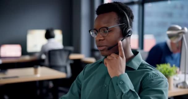 Centro Llamadas Hombre Habla Africano Consultor Agente Comunicación Telemarketing Atención — Vídeo de stock