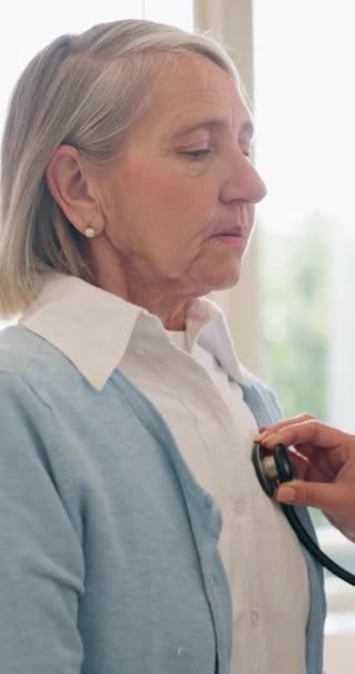 Starší Žena Lékař Srdeční Tep Stetoskopem Prohlídku Schůzku Nebo Návštěvu — Stock video