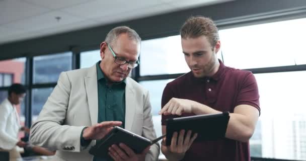 Tablet Homens Mentor Designer Treinamento Trabalho Equipe Planejamento Escritório Inicialização — Vídeo de Stock