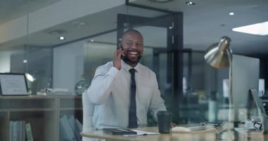 Kurumsal siyahi adam, telefon görüşmesi ve iletişim ağı, B2B ve iş yerinde gülümseme. Mutlu bir erkek, telefonda konuşuyor ve görüşüyor, iş adamı ofiste irtibat kurduğu kişiyle tartışıyor..