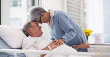 Hastane, aşk ya da yaşlı çift, hasta hasta hasta ve empati, evlilik bağı ve yaşlılara destek. Emeklilik sigortası, alın ve tıbbi bakım, kanser veya hastalıklı bir adam.