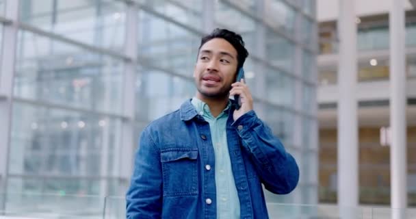 Homme Appel Téléphonique Parler Dans Bâtiment Pour Communication Chat Conversation — Video