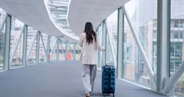 步行和商务妇女 电话预订飞机 航班旅行或全球运输服务 讲到工作旅行的专业人员的智能手机 飞机起飞或返回 — 图库视频影像