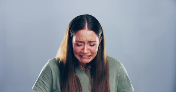 離婚や悪いニュースの後に壊れた心でスタジオで涙を浮かべて悲しい 顔と女性 悲しみ 喪失または死別を灰色の背景で泣いている女性の感情 肖像画 — ストック動画