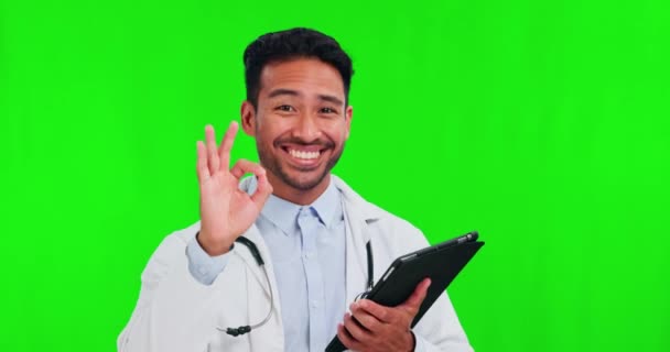 ヘルスケアサービスのための緑の画面にサイン タブレット テレヘルスと専門家のアドバイス デジタル技術とスタジオの背景のようなまたははい絵文字 幸せな顔と医療アジアの人 — ストック動画