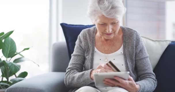 Tableta Kreditní Karta Line Nákupy Starší Ženou Pohovce Obývacím Pokoji — Stock video