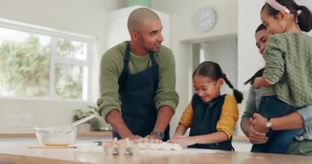 キッチン ベーキングケーキ 子供と親が家で学ぶためのケア お母さん 子供たちと一緒に 食べ物と一緒に サポート 愛と笑顔で教育と開発 — ストック動画