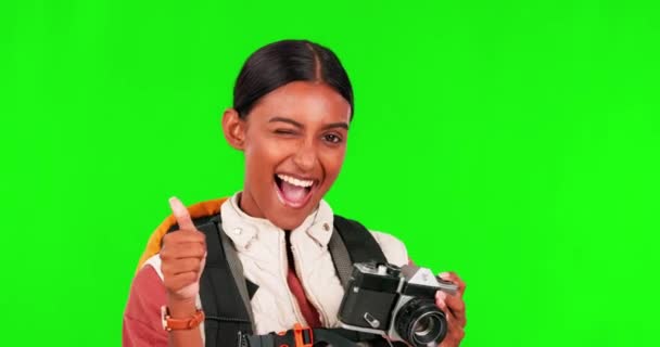 Счастливая Женщина Фотограф Большие Пальцы Зеленом Экране Успеха Студийном Фоне — стоковое видео