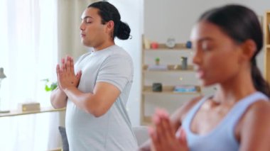Meditasyon, erkek ve kadın oturma odasında yoga ile çakra farkındalığı egzersizi için. Evde yaşayan çiftler için rahatlamak, meditasyon yapmak ve ruhsal huzur sağlamak için eğitim, sağlık ve sağlık