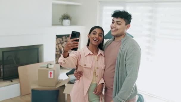 Appel Vidéo Couple Heureux Ensemble Dans Une Nouvelle Maison Emménager — Video
