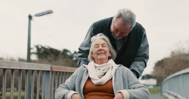 Старшая Пара Природа Инвалидной Коляске Прогулке Счастья Пенсионного Дня Любви — стоковое видео