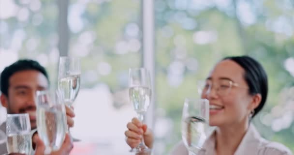 Şampanya Başarı Adamları Ofis Yönetim Kurulunda Kutlama Için Tezahürat Yapıyorlar — Stok video