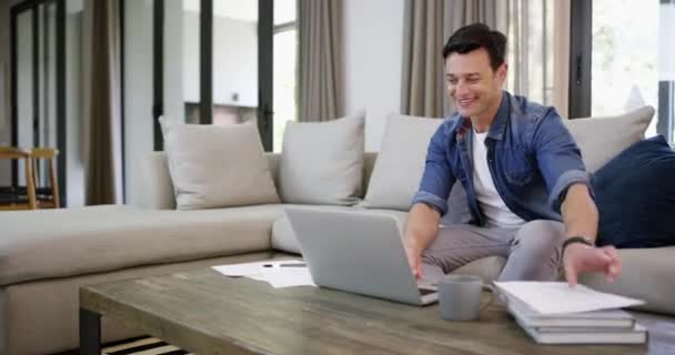 Laptop Planowanie Lub Szczęśliwa Para Dokumentacji Budżetowej Hipoteki Lub Dokumentów — Wideo stockowe