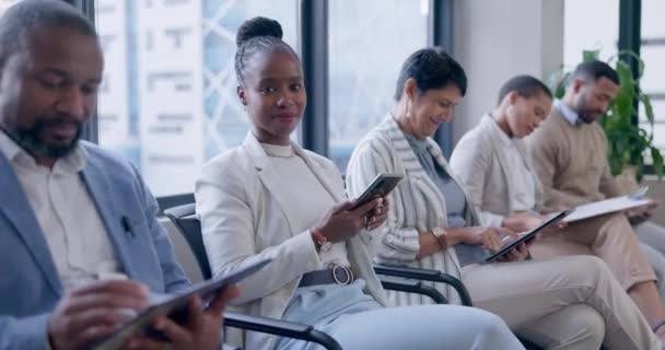 機会のための待合室で黒人女性とのジョブインタビュー ビジネス アプリケーションのためのオフィスの従業員の肖像画によるプロセス — ストック動画