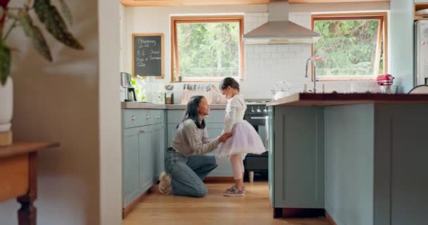 Ballet Girl Talking Mom Kitchen Together Support Motivation Dancer Ballerina — Stock Video