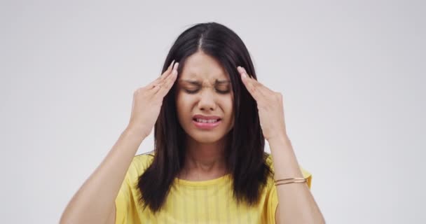 スタジオ マッサージ寺院 女性は精神保健危機 脳の霧に直面してストレスを感じます 白い背景で隔離された片頭痛の症状に悩まされる 疲労感 緊張感 — ストック動画